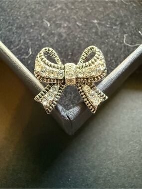 Avon "Take A Bow" Embellished Ring